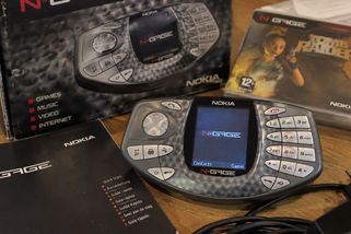 Nokia N-Gage měla porazit Game Boy. Za 299 dolarů se z ní stal internetový vtip - Médium.cz